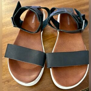 Maurices Black and Tan Women's Sandals